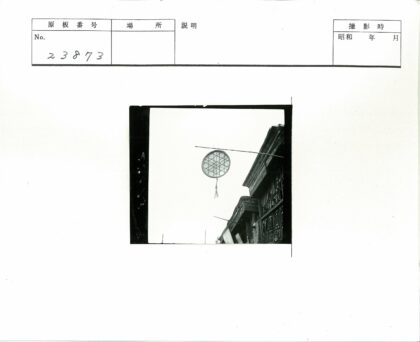 古老建筑圆形装饰与木窗.jpg