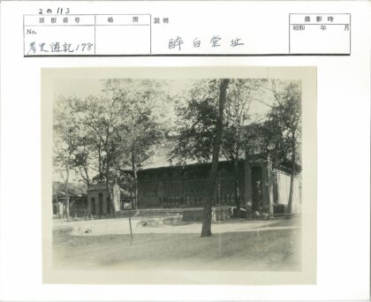 古老建筑木门宁静庭院景观.jpg
