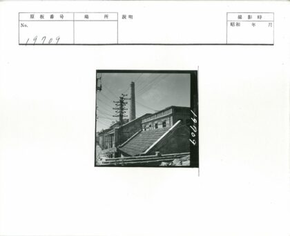 古老建筑瓷砖屋顶晴空电线杆.jpg