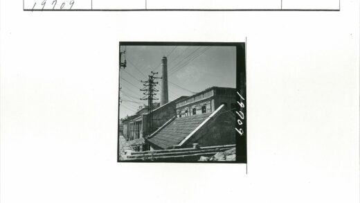 古老建筑瓷砖屋顶晴空电线杆.jpg