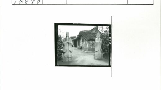 古老建筑石像守卫与自然景观.jpg