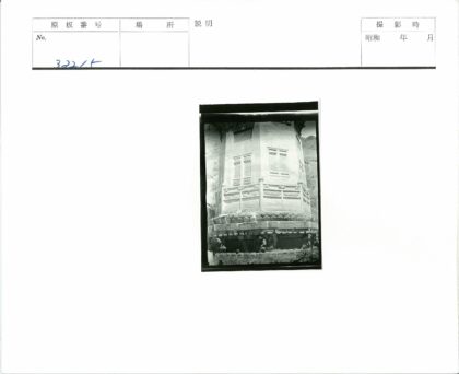 古老建筑石制底座与华丽窗户.jpg