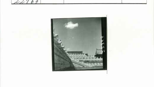 古老建筑石雕楼梯晴空云景.jpg