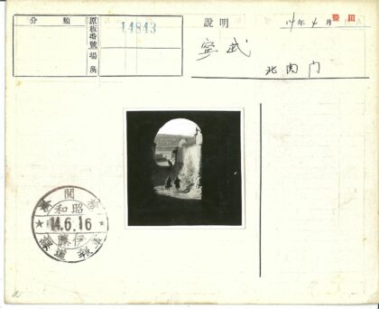 古老拱门下的行人.jpg
