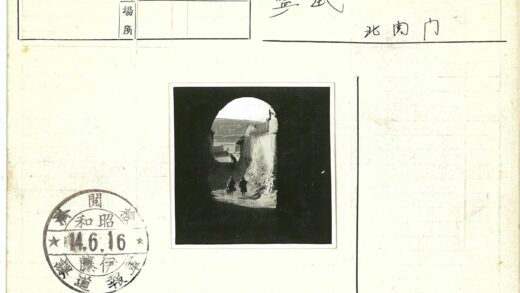 古老拱门下的行人.jpg