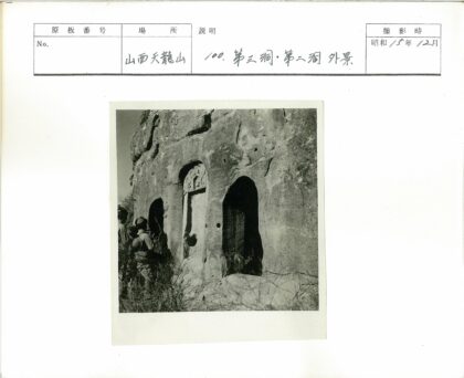 古老拱门石建筑与枯景.jpg