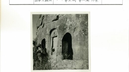 古老拱门石建筑与枯景.jpg