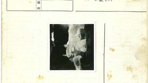 古老洞穴巨型坐姿雕像.jpg