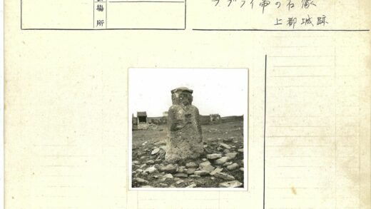 古老石像与石建筑的田野风光.jpg