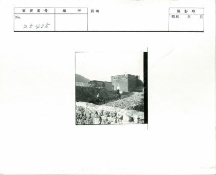 古老石堡与负重驴子群山景.jpg