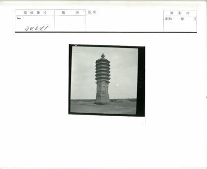 古老石塔田野多云天空.jpg
