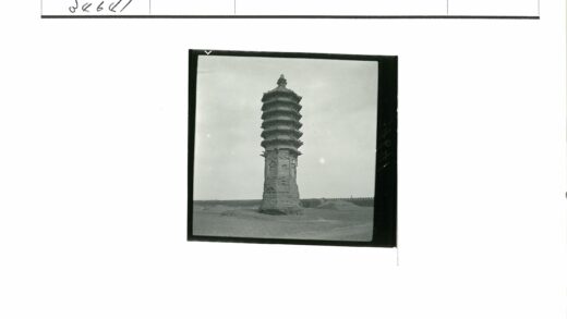 古老石塔田野多云天空.jpg