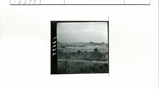 古老石墙与山丘远景.jpg