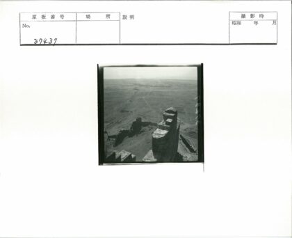 古老石墙堡垒俯瞰荒原.jpg