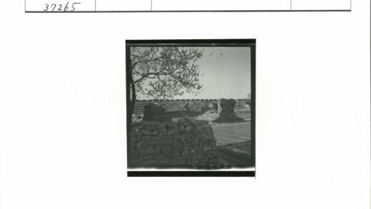 古老石墙废墟与晴空.jpg