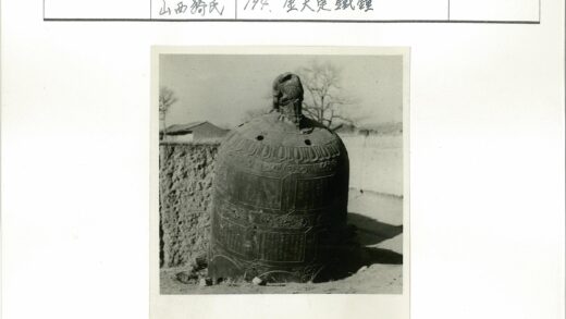 古老石墙旁装饰大钟.jpg