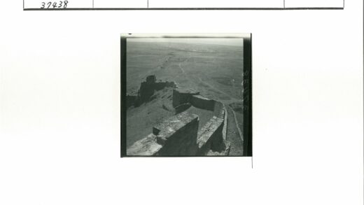 古老石墙沿山脊延伸.jpg