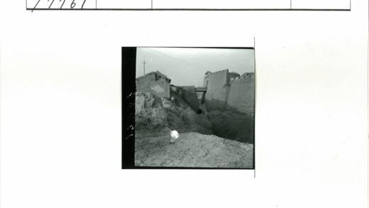 古老石墙通道废弃建筑.jpg
