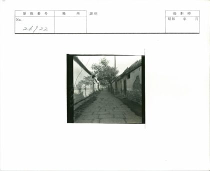 古老石巷多云天空行人.jpg
