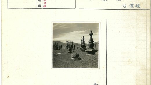 古老石建筑与山丘草地风光.jpg