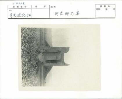 古老石建筑与山峦云景.jpg