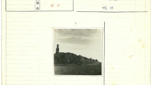 古老石建筑山丘剪影.jpg