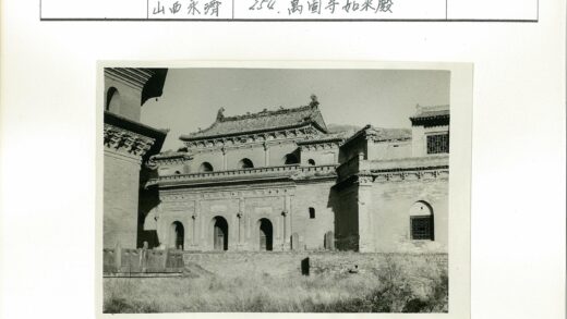 古老石建筑拱门干草丘陵.jpg