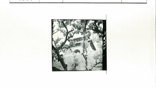 古老石拱楼与绿树掩映.jpg