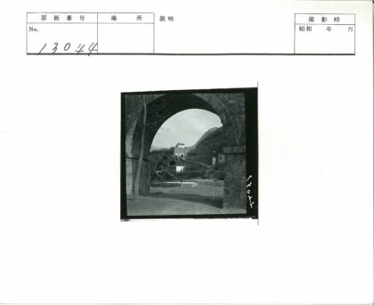 古老石拱道与丘陵建筑景观.jpg