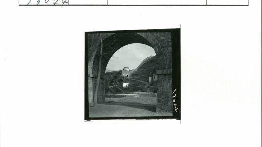 古老石拱道与丘陵建筑景观.jpg
