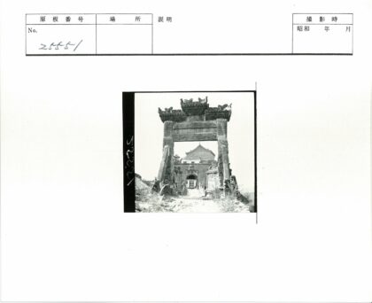 古老石拱门与传统建筑景观.jpg