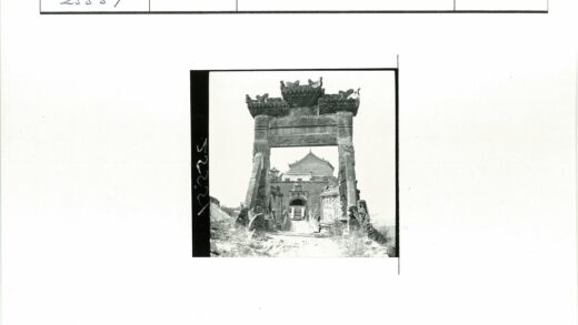 古老石拱门与传统建筑景观.jpg