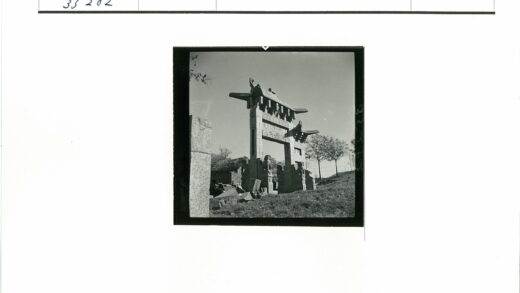古老石拱门与自然景观.jpg