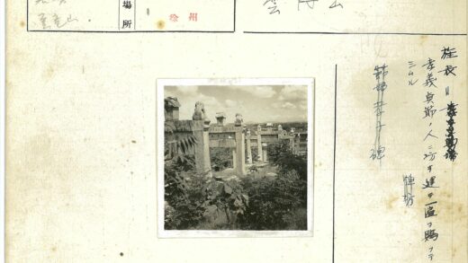古老石拱门雕刻与山脉风光.jpg