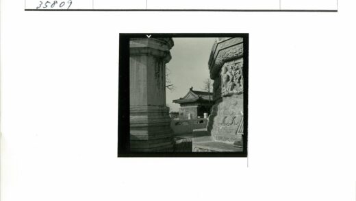 古老石柱与传统建筑景观.jpg