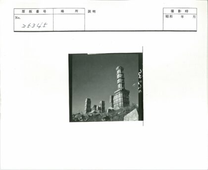 古老石柱与晴朗天空下的废墟.jpg