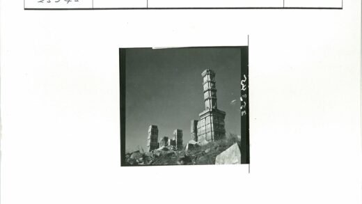 古老石柱与晴朗天空下的废墟.jpg