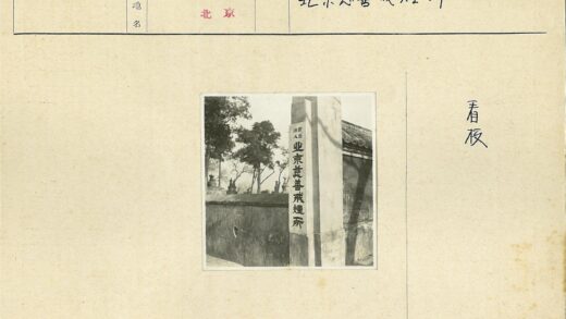 古老石柱碑文与石建筑景观.jpg