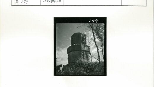 古老石碑与探索者.jpg