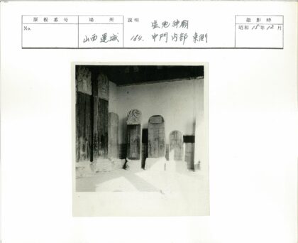 古老石碑雕刻室内场景.jpg