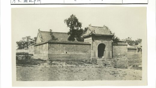古老石筑拱门瓦顶庭院景观.jpg