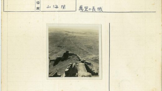 古老石遗迹俯瞰干旱景观.jpg