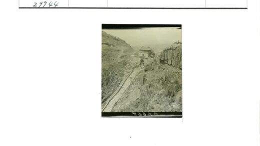 古老石门与崎岖山道.jpg
