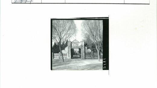 古老石门公园林间入口.jpg