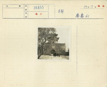古老石门拱形入口风景.jpg