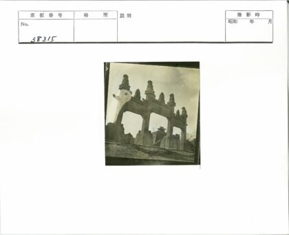 古老石门柱雕刻与传统建筑废墟.jpg