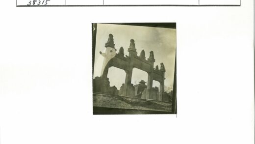 古老石门柱雕刻与传统建筑废墟.jpg