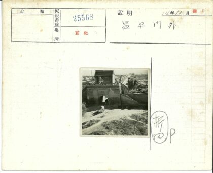 古老石门马车穿行建筑背景.jpg