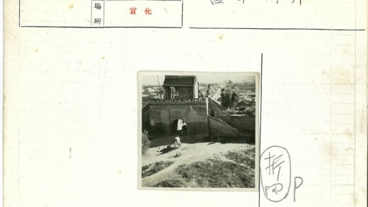 古老石门马车穿行建筑背景.jpg