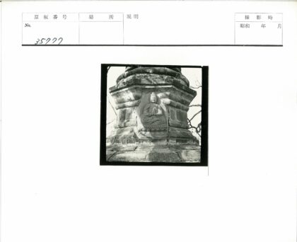 古老石雕佛像与风化建筑.jpg
